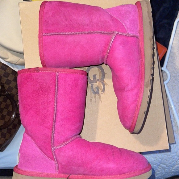 Woman used hot pink Uggs - Picture 2 of 5